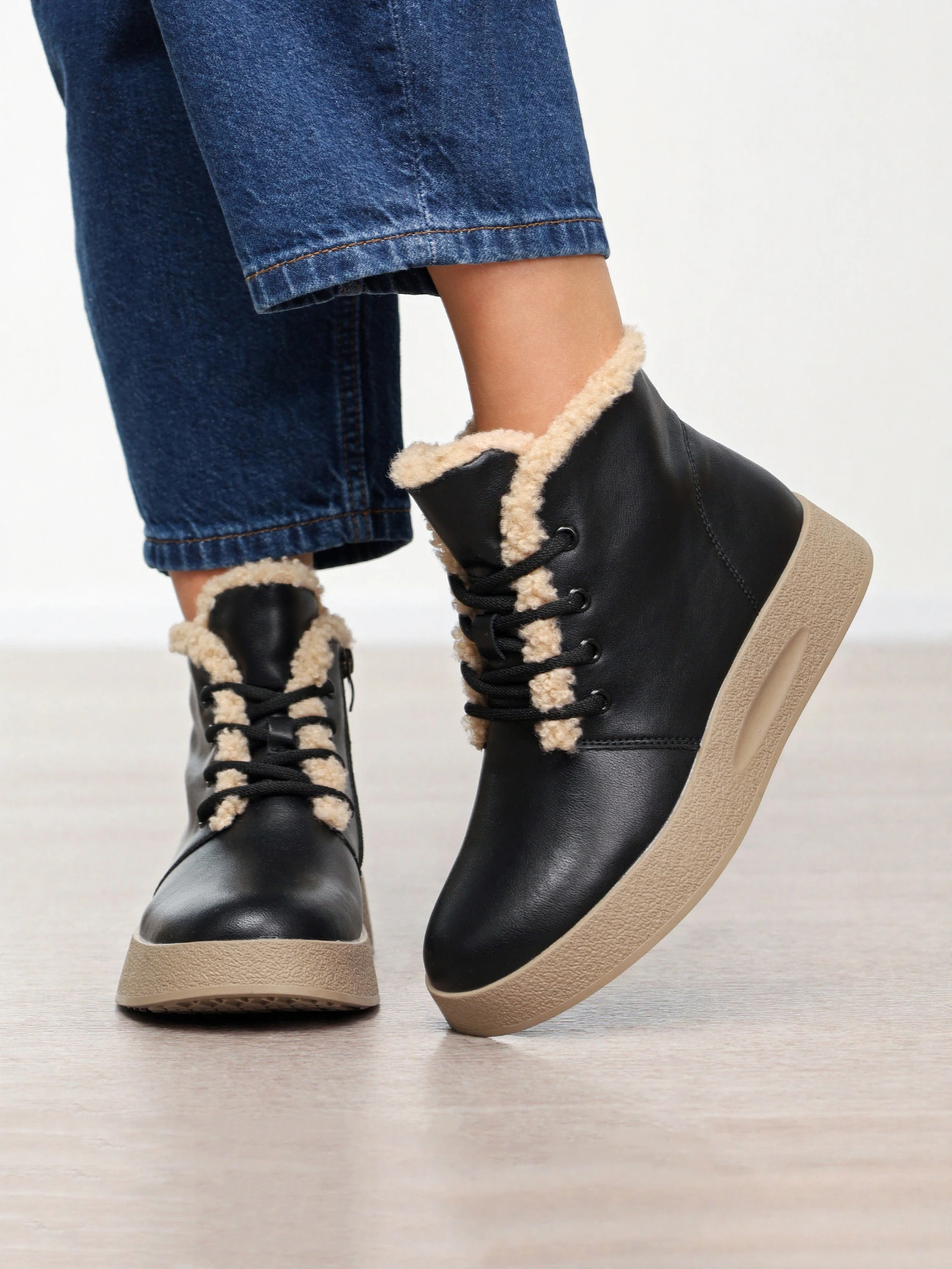 Ботинки черного цвета на контрастной платформе с меховой отделкой